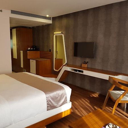 The Blooms Cochin Otel Kochi Dış mekan fotoğraf
